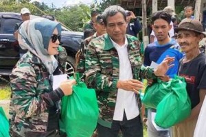 Direktur Utama Puspita Cipta Group, H Rokhmat Ardiyan didampingi istri tercinta, Hj Dian Marina Puspita saat membagikan bantuan sembako kepada warga terdampak longsor.